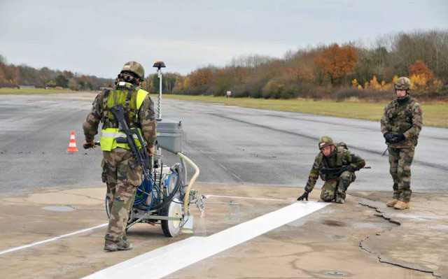 法国工程兵快速修复受损机场跑道
