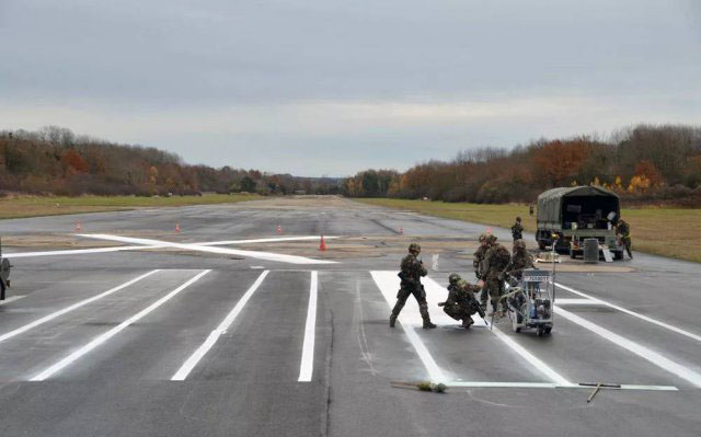 法国工程兵快速修复受损机场跑道
